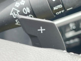 【パドルシフト】ハンドルから手を離さずに素早くシフトアップ&ダウンができるので、エンジンブレーキを使う下り坂や高速道路の合流で加速したい場面で役立ちます。