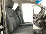 座面も厚みがあり背もたれも高く、広い足元にゆったり座れるシートです。運転席と助手席の間が空いている為、助手席側への移動がスムーズです。交通量の多い道でも助手席側から乗り降りができます。