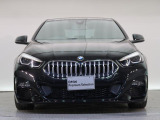 【キドニーグリル】BMWの代名詞。一目見ただけでBMWであると認識できる確固たるアイコンとして存在感を放ちます。