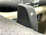 【パドルシフト】ハンドルから手を離さずに素早くシフトアップ&ダウンができるので、エンジンブレーキを使う下り坂や高速道路の合流で加速したい場面で役立ちます。
