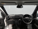 【見晴らしの良い運転席】フロントガラスが広く周囲を見渡しやすい設計です。自然な姿勢で運転に集中しやすい環境が整っており、日々の移動や業務に安心感をプラスします。