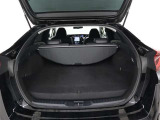 普段のトランクスペースになります。トランクには強い日差しや車外の視線から荷物を守ってくれるトノカバーが付いています。