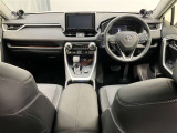 高いホールド性で運転姿勢が安定します。長距離ドライブでも疲れにくいのが魅力です。快適なドライビングライフをお送りください♪
