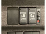 【両側パワースライドドア】両側がパワースライドドアになっており、運転席のスイッチやスマートキーでも開閉が可能です!開口部も広いので乗り降りも楽々♪