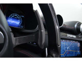 ステアリング裏に大型のパドルシフトを装備。F1 DCT(7速デュアルクラッチ)とのコンビネーションで、瞬時のシフトチェンジが可能となり、フェラーリならではの本格的な走りを楽しめます。