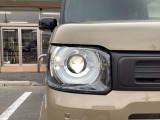 【LED・HIDヘッドライト】 ハロゲンヘッドライトに比べて大光量で、遠方視認性を向上させてくれる為、悪天候や夜間の運転をより安全にサポートしてくれます