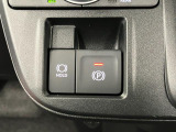 【電動パーキングブレーキ+オートブレーキホールド機能】 指先だけで簡単に操作が可能なパーキングブレーキ、スイッチを押すとブレーキペダルから足を離してもブレーキを保持できるオートブレーキホールド搭載
