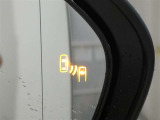 ブラインドスポットモニター装備。隣車線を走る車両を検知。ドアミラーでは確認しにくい後方、側方エリアに存在する車両や急接近してくる車両も検知しドアミラーに搭載されたLEDインジケーターが点灯します。