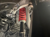 【RS★R製車高調】車高が低くなり、スタイリッシュな見た目となっております。車両の重心が下がる事で、走行時の安定性も向上します♪