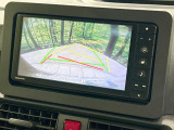 【バックカメラ】駐車時に後方がリアルタイム映像で確認できます。大型商業施設や立体駐車場での駐車時や、夜間のバック時に大活躍!運転スキルに関わらず、今や必須となった装備のひとつです!