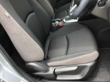 運転席シートリフター!ご自分の好きなシートポジションが取れるので運転が楽しくなりますし疲れにくいです。