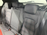 シートは適度な硬さによって長時間の運転でも疲れにくいと定評があります。国産車とは全く違った座り心地ですが、長年培われた欧州の椅子文化をご体感ください。