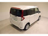 後部座席とリヤはプライバシーガラスになっています。座っている人や置いてある荷物が見えにくくなっているのでプライバシーの確保が出来ます。