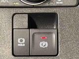 指先だけで簡単に操作が可能な電動パーキングブレーキを採用。「HOLD」スイッチを押すと、渋滞や信号待ちなどでブレーキペダルから足を離しても、ブレーキを保持するので安心です