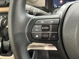 ステアリングにオーディオ操作スイッチが付いています。オーディオ画面に直接タッチしなくても操作が出来ますので、運転に集中できます。