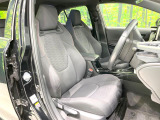 運転席まわりには十分なスペースがあり、大柄な方でもゆったり運転していただける環境です。