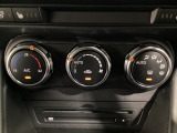 空調スイッチ類は最近流行のタッチパネル式ではなく、運転中でも直感的に操作できるダイヤル式を採用しております。
