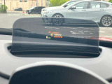 人気のヘッドアップディスプレイ!現在の車速、ナビゲーション・システムによるルート案内の矢印表示、チェック・コントロール、前車接近警告など、さまざまな情報をドライバーの視界内に直接表示いたします!