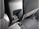 充電用USB端子付き。スマートフォンなどの充電に便利です。