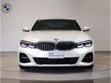 BMW代表的な特徴のキドニーグリル。BMWのすべてのモデルに採用され、BMWらしさを強調しております。