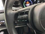 ステアリングにオーディオ操作スイッチが付いています。オーディオ画面に直接タッチしなくても操作が出来ますので、運転に集中できます。