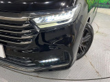 【LEDヘッドライト】悪天候や夜間走行時も良好な視界を確保し安心して運転できる高輝度LEDヘッドライトを装備!点灯速度が早く、消費電力も抑えられています。