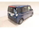 後部座席とリヤはプライバシーガラスになっています。座っている人や置いてある荷物が見えにくくなっているのでプライバシーの確保が出来ます。