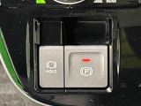 指先だけで簡単に操作が可能な電動パーキングブレーキを採用。「HOLD」スイッチを押すと、渋滞や信号待ちなどでブレーキペダルから足を離しても、ブレーキを保持するので安心です