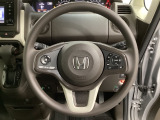 ハンドルにHondaセンシング系のクルーズコントロールやレーンキープアシストなどのスイッチと、オーディオの操作スイッチが装備されています。ハンドルから手を離さず安全に操作できます。