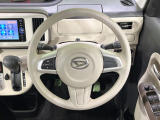 インテリアに合わせたデザインのステアリングは、運転される方のことも考え、運転しやすい形状、大きさです。是非一度、実際に触ってお確かめください。