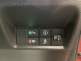 ハンドルの右側にはヘットライトリベライザーとHondaセンシング用のVSA解除スイッチなどがついています。ヘッドライトリベライザーは道路状況や積荷の加重に応じてライトの高さを調節できます。