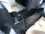 ほっと一息のドリンクをキープするドリンクホルダーです。携帯電話入れても良し。ただし走行中の携帯電話の使用は禁止されていますのでご注意を!