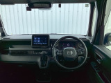 水平基調でスッキリとしたフロントビュー。広く見渡せて運転に安心をもたらします