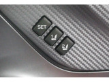 運転席のシートポジションを2か所記憶させることがシートメモリー機能が付いております。ボタンを押すと設定したシートポジションに自動で動きます♪