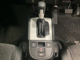 CVT車のセレクトレバーです。低速から高速まで、変速ショックのないスムーズな走りと、エンジン効率のよい領域を維持して燃費にも貢献します。サイドブレーキはスイッチ操作の電子制御パーキングブレーキです。