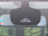 【エマージェンシーブレーキ】走行中に前方の車両等を認識し、衝突しそうな時は警報とブレーキで衝突回避と被害軽減をアシスト。より安全にドライブをお楽しみいただけます。