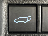 【パワーバックドア】スマートキーや運転席のボタンを押すだけでリアゲートが自動で開閉します!荷物を持っている時や、高い位置にあるバックドアを閉める際に便利な機能です♪