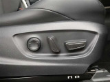パワーシート搭載。微妙な調整が手軽にでき、最適なポジションで運転することが可能です。