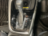 自然に手が届く距離に配置されたシフトレバー。