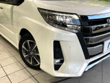 【LEDヘッドライト】悪天候や夜間走行時も良好な視界を確保し安心して運転できる高輝度LEDヘッドライトを装備!点灯速度が早く、消費電力も抑えられています。