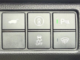 【 横滑り防止装置 】急なハンドル操作時や滑りやすい路面を走行中に車両の横滑りを感知すると、自動的に車両の進行方向を保つように車両を制御します。 //