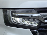 明るく白い光のLEDヘッドライトにより、夜間でも遠くまで見通しやすく、安全性が高まります。