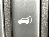 【パワーバックドア】スマートキーや運転席のボタンを押すだけでリアゲートが自動で開閉します!荷物を持っている時や、高い位置にあるバックドアを閉める際に便利な機能です♪