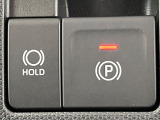 【電動パーキングブレーキ】パーキングブレーキは便利な電動式!ボタン一つで操作でき、アクセルを踏めば自動で解除されます♪レバーやペダルが無いので運転席廻りもすっきりしますね♪