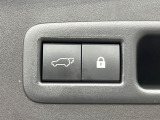 【パワーバックドア】スマートキーや運転席のボタンを押すだけでリアゲートが自動で開閉します!荷物を持っている時や、高い位置にあるバックドアを閉める際に便利な機能です♪