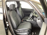 フロント広々、セパレートシートの運転席は、ハイトアジャスターが付いているので、快適にドライブができます。ハンドルはテレスコピック機能で、ハンドル位置を上・下・手前・奥に調節できます。