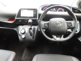 ぜひ展示車の運転席に座ってみてください。