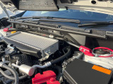 【STIタワーバー】お車の剛性を高めるタワーバーを装備。よりスムーズなコーナリング走行が可能となり、走りも楽しめます。