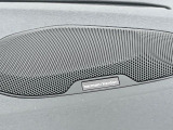 【harman kardon】ハーマンカードンのHi-Fiスペシャリストと共に、モデル別に開発・設計された専用チューニングが臨場感溢れる音響空間を実現しています。