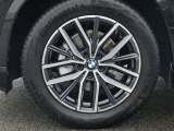 BMW純正18インチホイール。洗練されたデザインで、足元の個性を引き立てます。